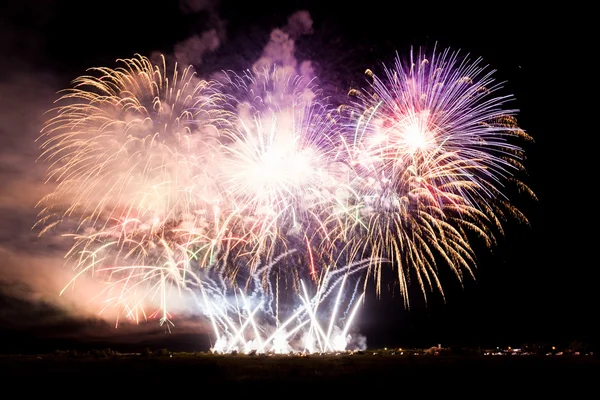 Kleurrijke vuurwerk in de nachtelijke hemel — Stockfoto