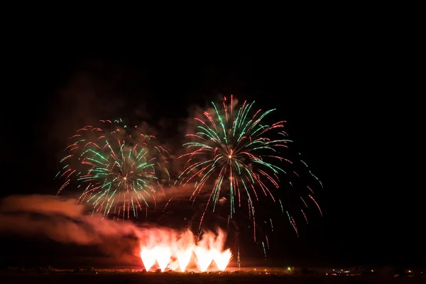 Kleurrijke vuurwerk in de nachtelijke hemel — Stockfoto