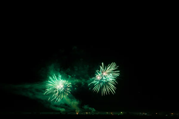 Kleurrijke vuurwerk in de nachtelijke hemel — Stockfoto