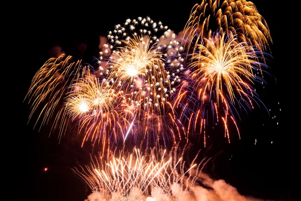 Fuochi d'artificio colorati nel cielo notturno — Foto Stock