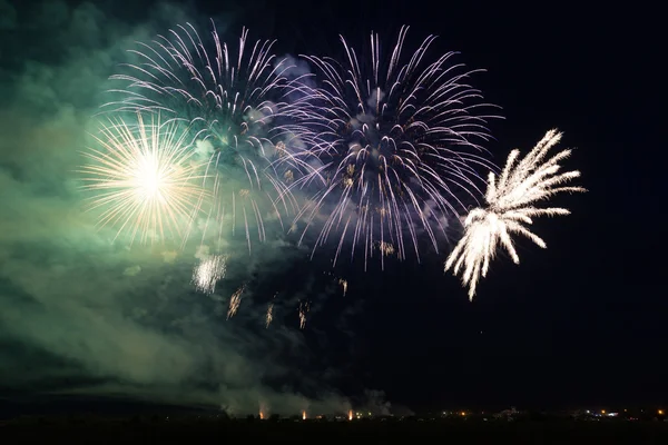 Buntes Feuerwerk über dem Nachthimmel — Stockfoto