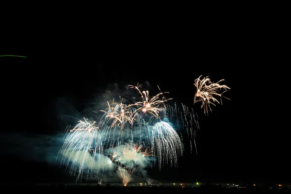 Kleurrijke vuurwerk in de nachtelijke hemel — Stockfoto