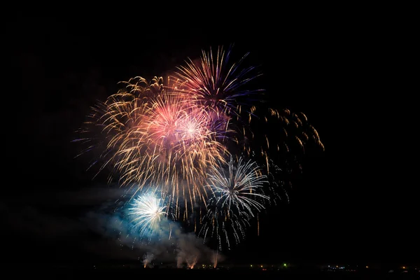 Kleurrijke vuurwerk in de nachtelijke hemel — Stockfoto