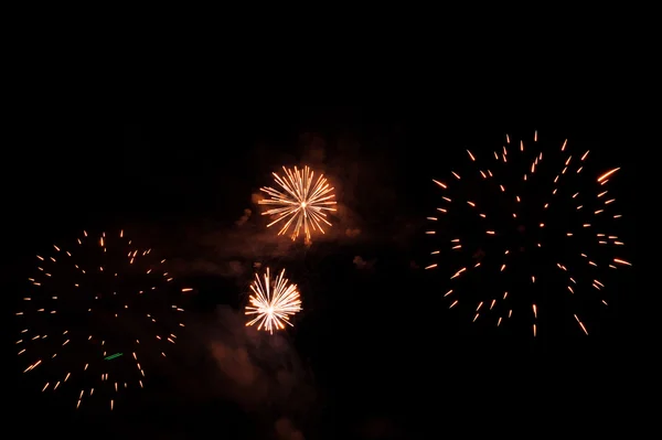 Fogos de artifício coloridos sobre céu noturno — Fotografia de Stock