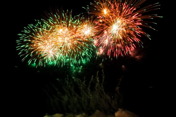 Fuochi d'artificio colorati nel cielo notturno — Foto Stock