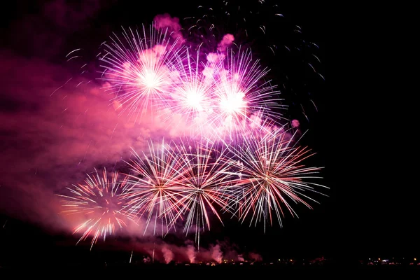 Fogos de artifício coloridos sobre céu noturno — Fotografia de Stock