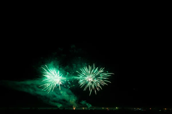 Gece gökyüzü üzerinde renkli havai fişek — Stok fotoğraf