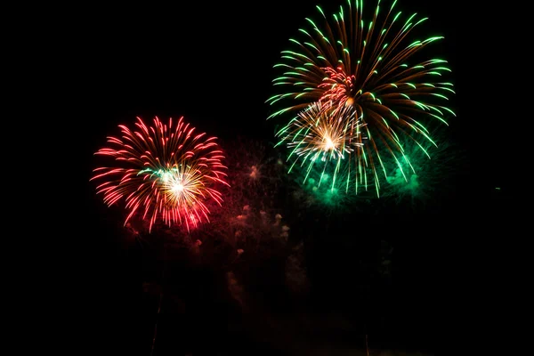 Buntes Feuerwerk über dem Nachthimmel — Stockfoto