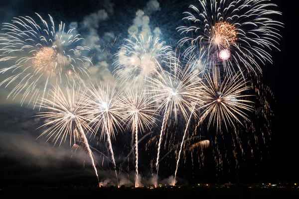 Buntes Feuerwerk über dem Nachthimmel — Stockfoto