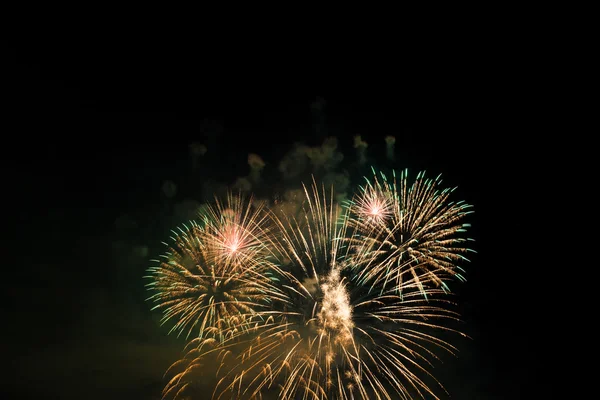 Fuegos artificiales de colores sobre el cielo nocturno — Foto de Stock