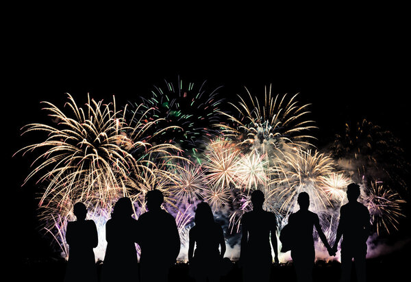 Группа людей выглядит красиво красочные праздничные фейерверки
