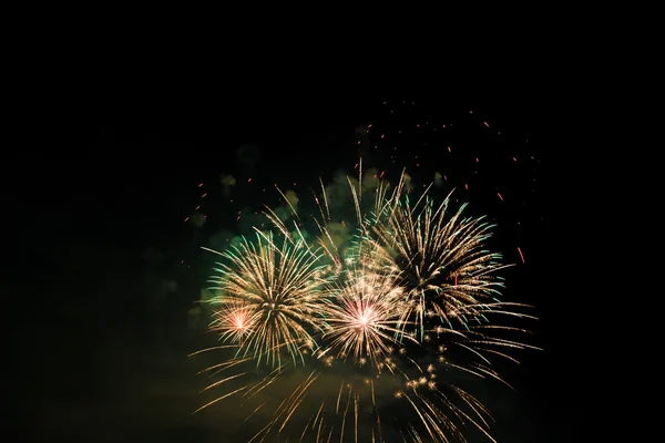 Buntes Feuerwerk über dem Nachthimmel — Stockfoto