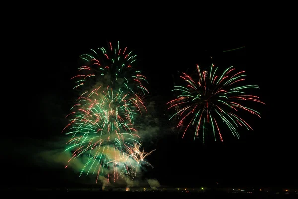 Fogos de artifício coloridos sobre céu noturno — Fotografia de Stock