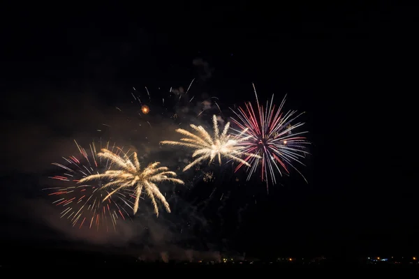 Kleurrijke vuurwerk in de nachtelijke hemel — Stockfoto