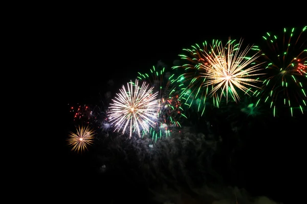 Színes tűzijáték át az éjszakai égbolt — Stock Fotó