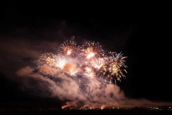 Kleurrijke vuurwerk in de nachtelijke hemel — Stockfoto