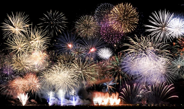 Gruppo di persone sembra bellissimi fuochi d'artificio colorati vacanza — Foto Stock