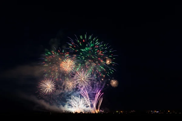 Kleurrijke vuurwerk in de nachtelijke hemel — Stockfoto