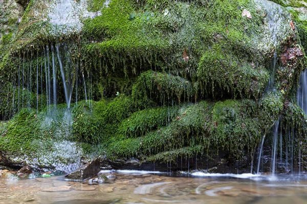 Erstaunlicher Wasserfall in den Bergen — Stockfoto