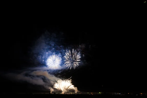 Gece gökyüzü üzerinde renkli havai fişek — Stok fotoğraf