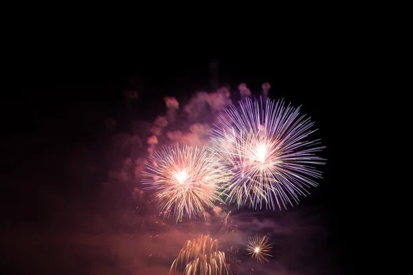 Fuegos artificiales de colores sobre el cielo nocturno — Foto de Stock