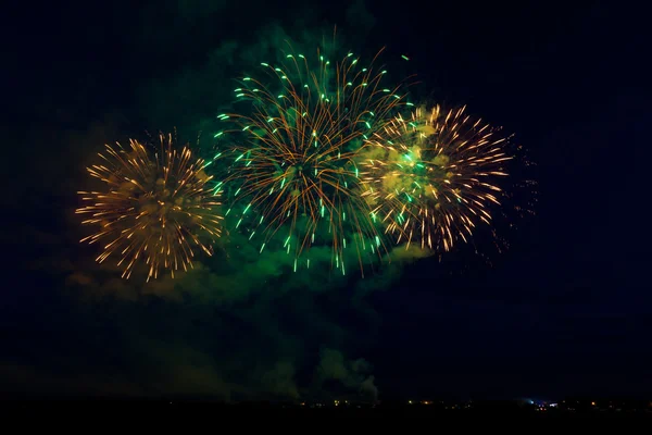 Kleurrijke vuurwerk in de nachtelijke hemel — Stockfoto