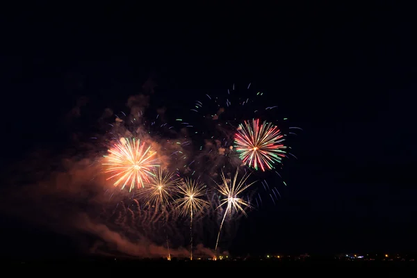 Fuochi d'artificio colorati nel cielo notturno — Foto Stock