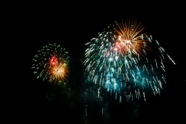 Fuochi d'artificio colorati nel cielo notturno — Foto Stock