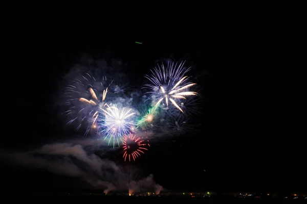 Kleurrijke vuurwerk in de nachtelijke hemel — Stockfoto