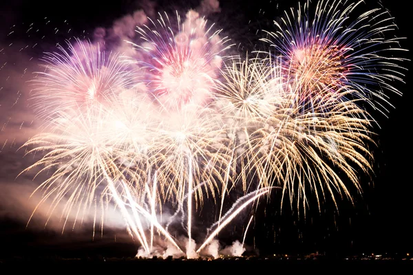 Colorful fireworks over night sky — Zdjęcie stockowe
