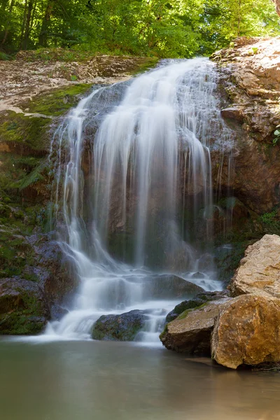 Erstaunlicher Wasserfall in den Bergen — Stockfoto