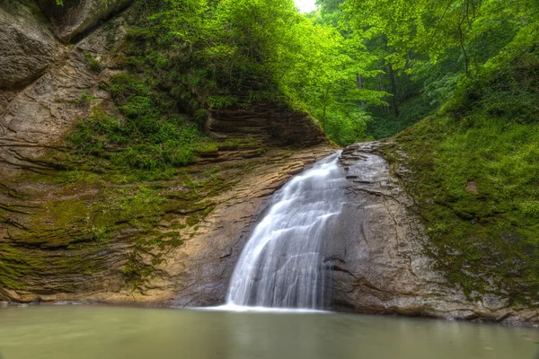 Tropische waterval, valt op de rivier meshoko, Republiek adyg — Stockfoto