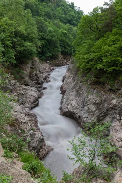 White river in de granieten gorge, Republiek van adygea, vervuiling, — Stockfoto