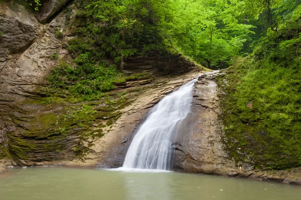 Fantastiska vattenfall i bergen — Stockfoto
