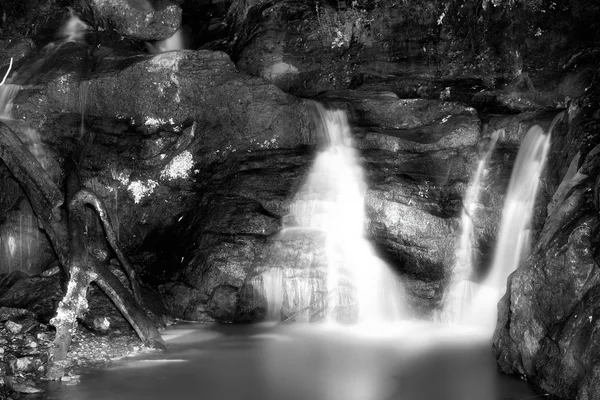 Verbazingwekkende waterval in de bergen — Stockfoto