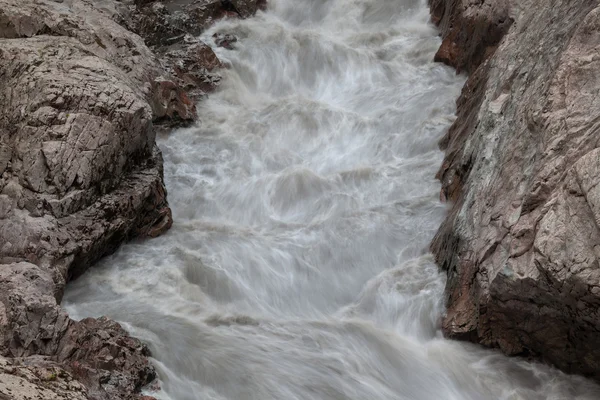 Weißer Fluss in der Granitschlucht, Republik Adygäa, Umweltverschmutzung, — Stockfoto