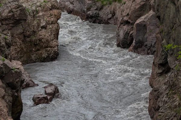 Weißer Fluss in der Granitschlucht, Republik Adygäa, Umweltverschmutzung, — Stockfoto