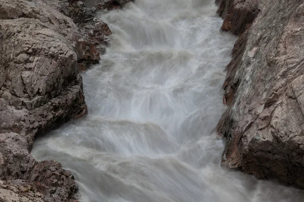 Weißer Fluss in der Granitschlucht, Republik Adygäa, Umweltverschmutzung, — Stockfoto
