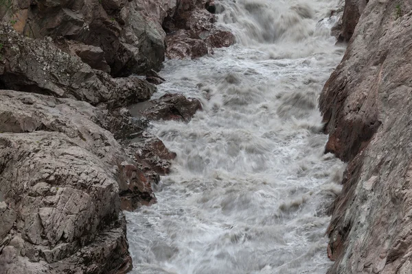 White river v žulové rokle, republiky Adygejsko, znečištění, — Stock fotografie