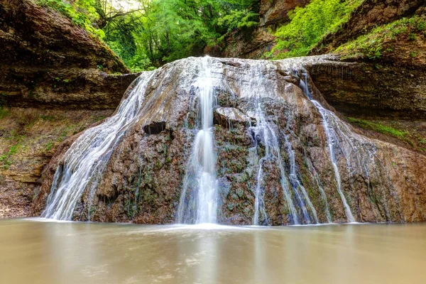 Verbazingwekkende waterval in de bergen — Stockfoto