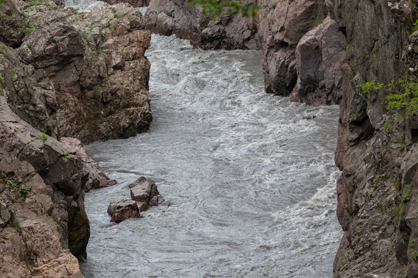 Weißer Fluss in der Granitschlucht, Republik Adygäa, Umweltverschmutzung, — Stockfoto