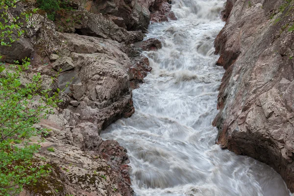 Λευκό ποταμού στο φαράγγι γρανίτη, Δημοκρατία της Αντιγκέα, ρύπανση, — Stockfoto