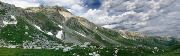 Uitzicht op mount oshten, weg naar oshten — Stockfoto