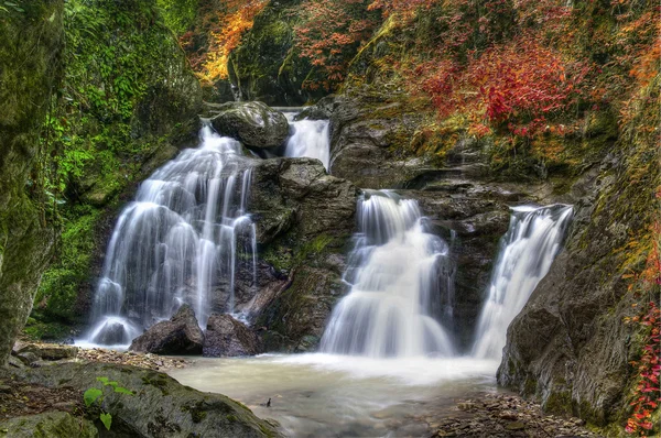 Wasserfall im Flusstal — Stockfoto