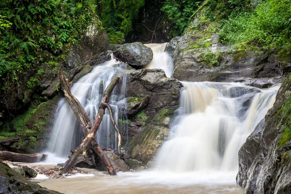 Vodopád v údolí řeky — Stock fotografie