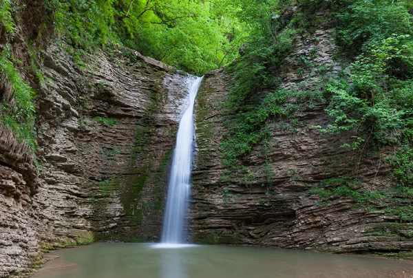 Wasserfall im Flusstal — Stockfoto
