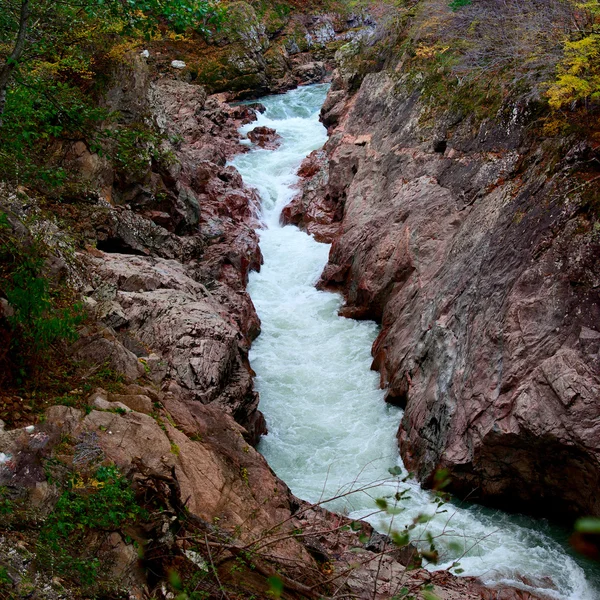 Granitschlucht des Flusses weiß — Stockfoto