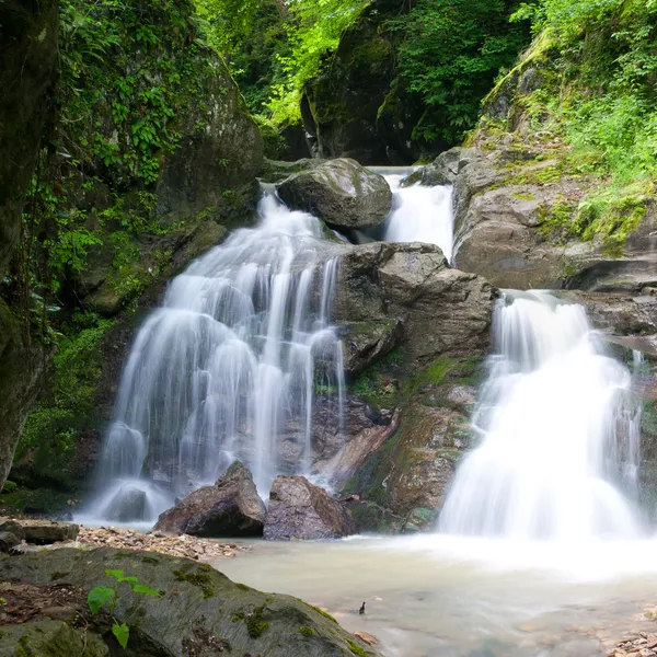 Vattenfall i river valley syk — Stockfoto