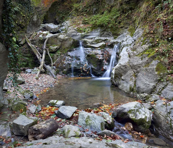 Wasserfall im Flusstal — Stockfoto