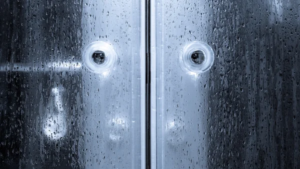Drzwi pod prysznicem — Zdjęcie stockowe